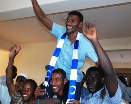 جماهير الازرق تحمل خليفة علي الاعناق بعد التوقيع