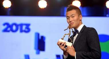 كيم شين ووك بعد فوزه بجائزة أفضل لاعب كوري جنوبي لعام 2013