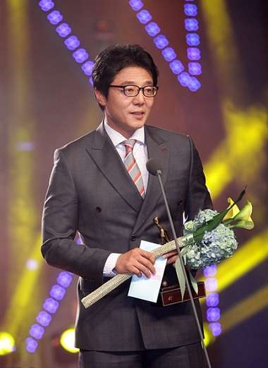 مدرب فريق بوهانج الكوري هوانج سون هونج عند فوزه بجائزة أفضل مدرب