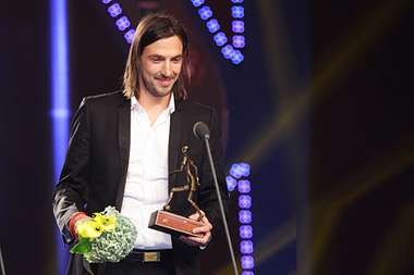 المهاجم المونتينيجري داميانوفيتش عند حصوله على جائزة الهداف