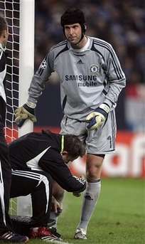 تشيـك يتلقى العلاج أثناء مباراة شالكـه