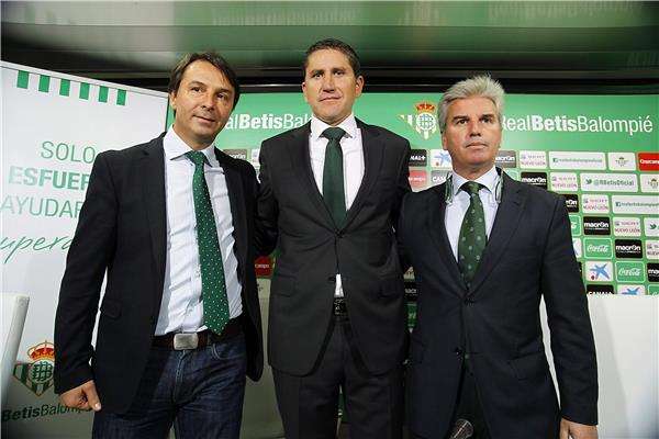 جاريدو يتوسط ميجيل جيلين رئيس النادي (يمين) وفلادا ستوسيتش مدير الكرة (يسار)