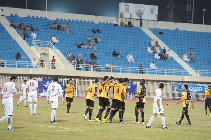 فرحة لاعبي القادسية بهدف فهد الانصاري الاول في مرمى الصليبخات