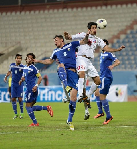 صراع فضاني على الكرة بين فهد حمود لاعب الكويت ونينو مدافع الجهراء