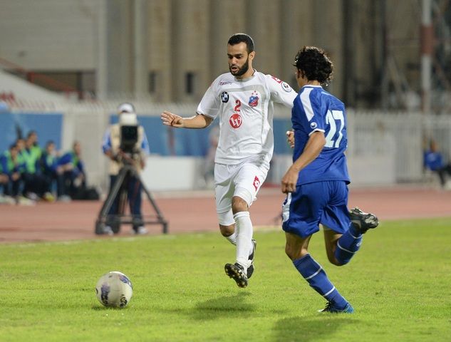 صراع على الكرة بين يعقوب الطاهر مدافع الكويت وفهد باجيه لاعب الجهراء