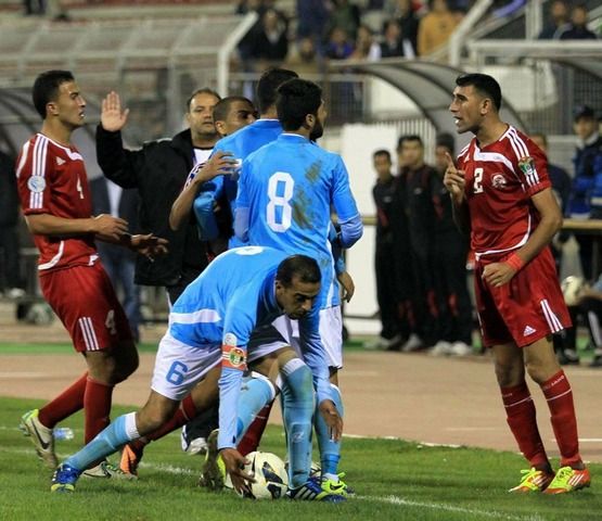 لقطة من تشاجر لاعبي الفيصلي والجزيرة  