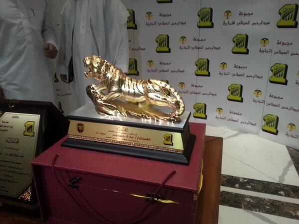 درع مقدم من الشركة الراعية الي نادي الاتحاد