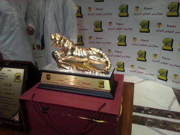 درع مقدم من الشركة الراعية الي نادي الاتحاد