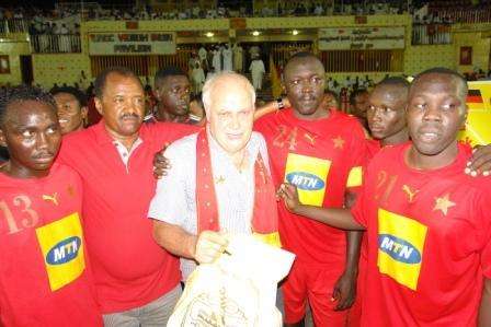 لقطة وداع تذكارية بين أتو فيستر ولاعبي المريخ