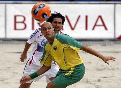 اللاعب البرازيلي سيدني في كرة مشتركة مع الفرنسي بيريز .