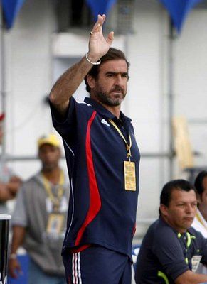 اللاعب الفرنسي السابق إيريك كونتونا مدرب  منتخب الديوك .