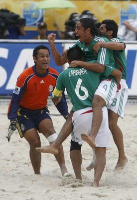 فرحة لاعبي المكسيك بعد إزاحتهم لمنتخب الأورجواي 