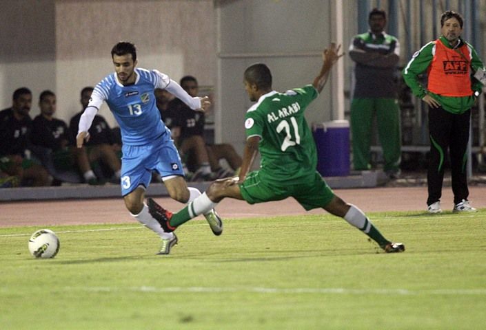 فيصل العنزي لاعب السالمية تألق أمام العربي وهنا يمر من فهد الحشاش
