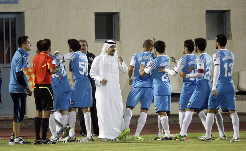 الشيخ تركي اليوسف يبارك للاعب السالمية بأحد الاهداف في مرمى العربي