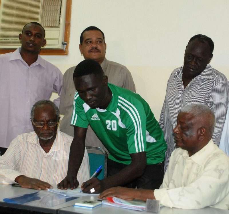 محمد خميس يوقع لرابطة كوستي