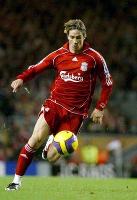 فرناندو توريس لاعب ليفربول يخترق دفاعات فولهام