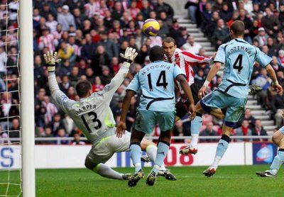 لاعب سندرلاند داني هيجينبوتان يسدد الركة براسه محرزا هدف التقدم على نيوكاسل