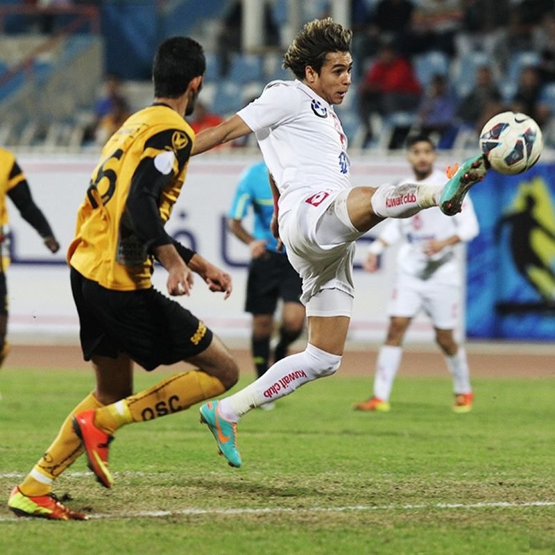 روجيريو لاعب الكويت يمر من خالد القحطاني مدافع القادسية