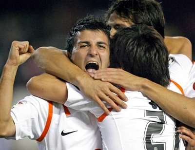 فرحة الإسباني دافيد سانشز فيا بعد تسجبله الهدف الثاني .