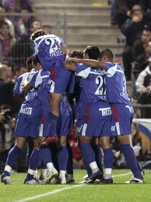 فرحة لاعبي خيتافي بعد تسجيلهم الهدف الأول .