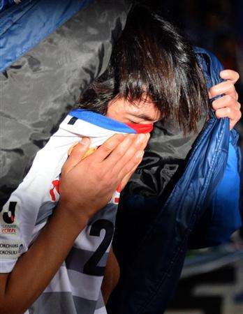 شونسوكي ناكامورا يذرف الدموع بعد نهاية حلم الدوري