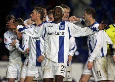 فرحة لاعبي بيليفيد بأحد الاهداف الثلاثة في مرمى نورنبيرغ