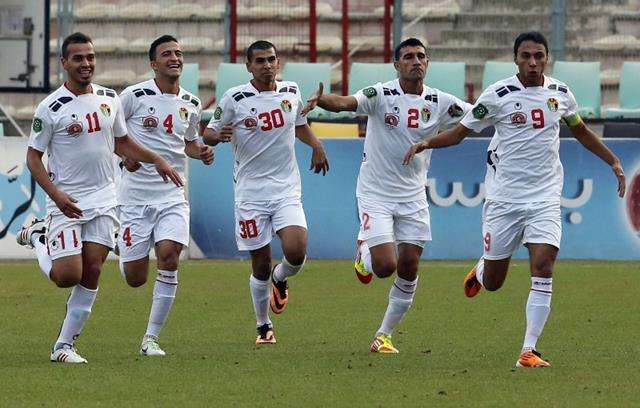 لاعبو الجزيرة يحتفلون بهدف الفوز لصالح الجوهري