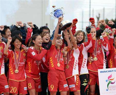 احتفال لاعبات فريق ليونيسا الياباني بكأس العالم للأندية النسائية 2013