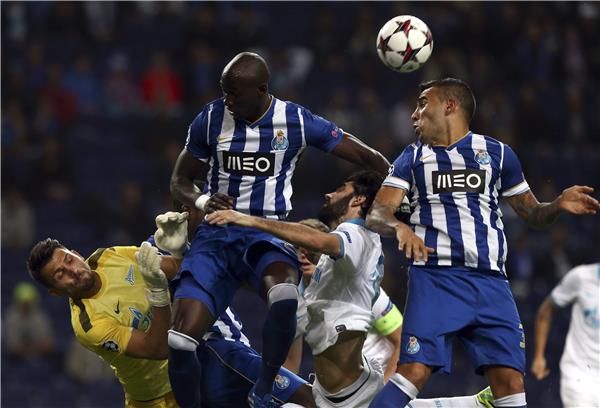 الثنائي مانجالا واوتاميندي في إحدى مباريات بورتو