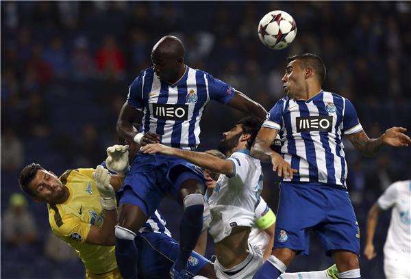 الثنائي مانجالا واوتاميندي في إحدى مباريات بورتو