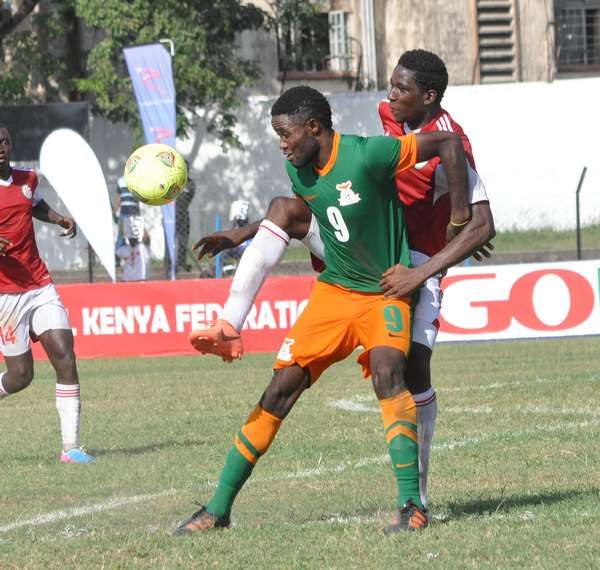 امبيوي  برقم 9 من المنتخب الزامبي يقاتل للسيطرة على الكرة