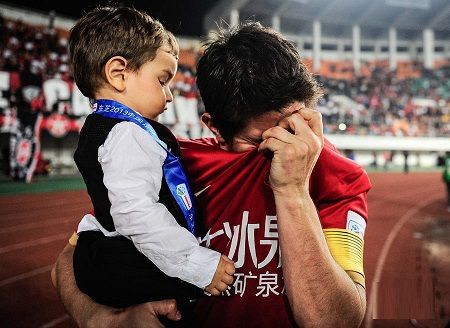 لم يتمكن الارجنتيني كونكا من إخفاء دموعه بعد توديع جماهير جوانجزو الصيني