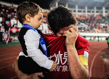 لم يتمكن الارجنتيني كونكا من إخفاء دموعه بعد توديع جماهير جوانجزو الصيني