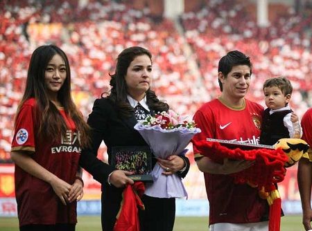 قبل إنطلاق المباراة ، إدارة فريق جوانجزو الصيني تكرم داريو كونكا مع أبنه وزوجته 