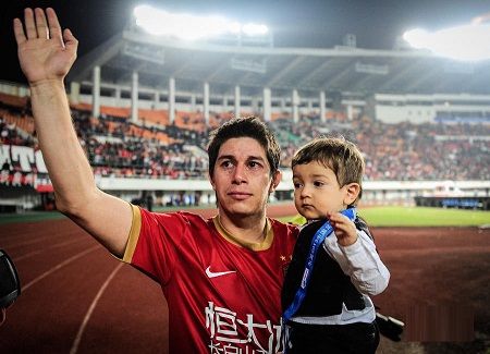 داريو كونكا يودع جماهير جوانجزو الصيني بعد نهاية المباراة