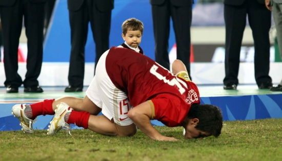 داريو كونكا يقبل أرضية ملعب تيانهي لتوديعه بعد نهاية مشواره مع فريقه