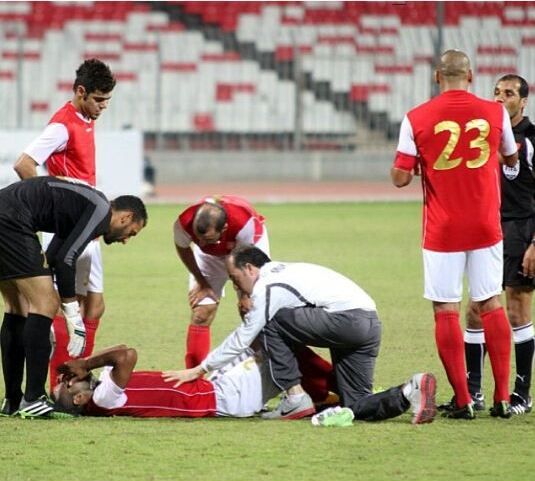 عبدالله امان يتألم بعد اصابته في مباراة الرفاع