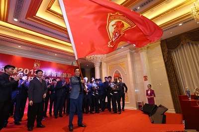 الملياردير الصيني شو جياين يرفع شعار الفريق في الحفل