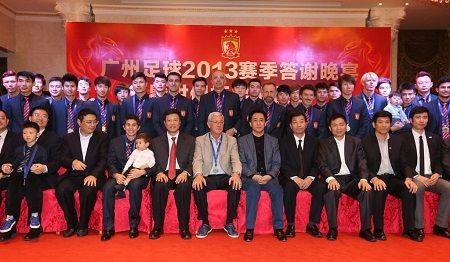 صورة جماعية لمالك ولاعبي ومدرب فريق جوانجزو الصيني بعد نهاية الحفل