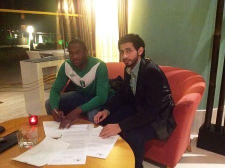 لياو يوقع رسمياً مع فهد بارباع مدير الاحتراف بالاهلي