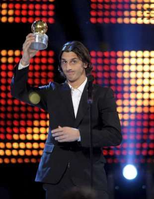 السويدي زلاتان أبراهيموفيتش يرفع جائزة الكرة الذهبية كافضل لاعب سويدي عام 2007