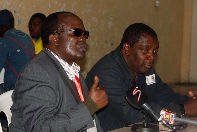 رئيس الإتحاد الكيني وعلى يساره سكرتير سيكافانيكولاس موسوني