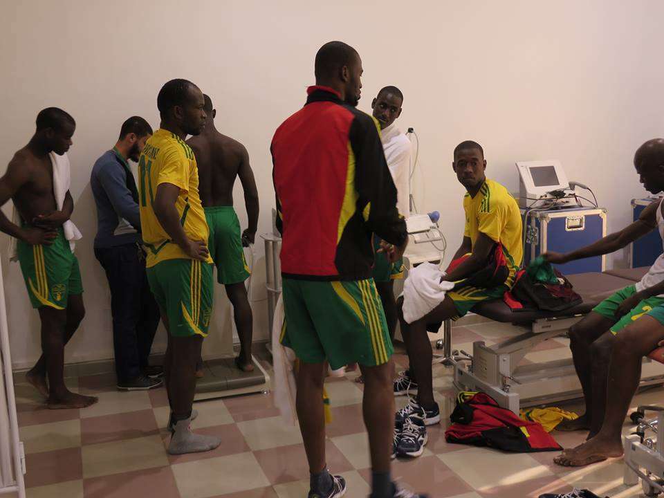 لاعبو المنتخب الموريتاني عند الفحص