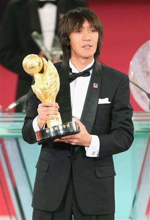 شونسوكي ناكامورا عند فوزه بجائزة افضل لاعب بالدوري الياباني 2013