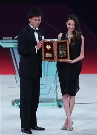 المهاجم تاكومي مينامينو يتحصل على جائزة أفضل لاعب واعد لعام 2013