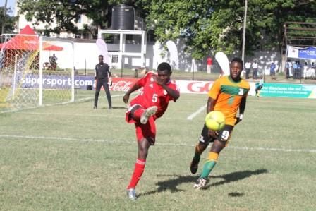 قلب دفاع السودان مالك يبعد كرة من أمام المهاجم الزامبي الخطير فيستوس امبيوي