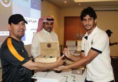 القروني يكرم اللاعب احمد الشهري بحضور خالد الغانم 
