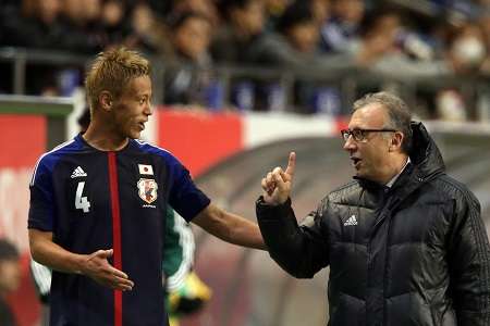 المدرب زاكيروني (يمين) مع كيسوكي هوندا في وقت سابق