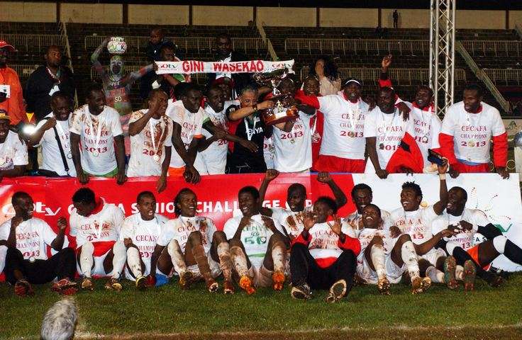 المنتخب الكيني لحظة تسلم كاس البطولة والإحتفال به