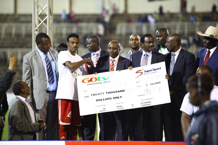 قائد المنتخب السوداني حمودة بشير يتسلم جائزة الترتيب الثاني